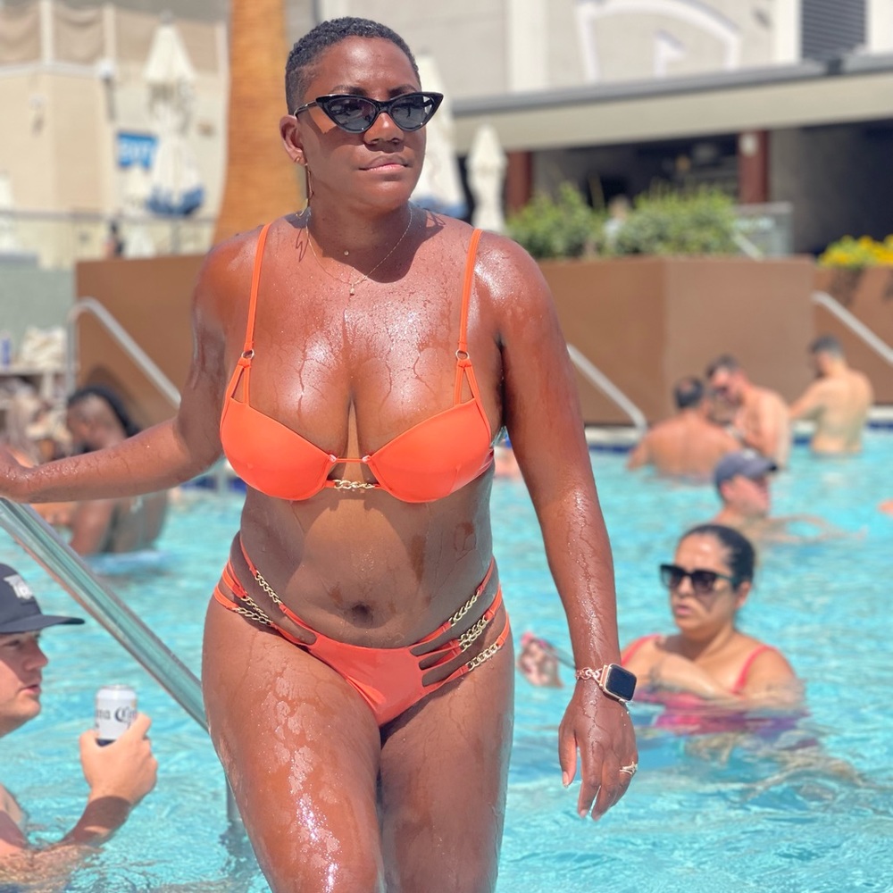 2 pieces bikini in a bright Orange!